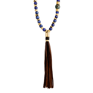 Collar de cuentas azules y doradas con un colgante de borla marrón oscuro, acentuado con detalles metálicos dorados.