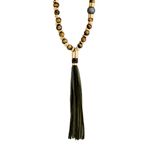 Collar de cuentas doradas y marrones, con una borla colgante en color verde oscuro, acentuado con detalles metálicos dorados.