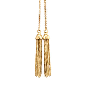Detalle de flecos dorados en cadena con diseño elegante y brillante.