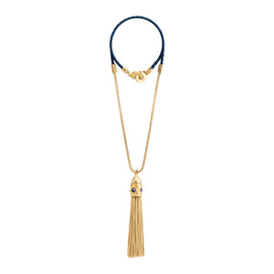 Collar de cadena dorada con borla decorativa colgante y cierre de cuero trenzado azul.
