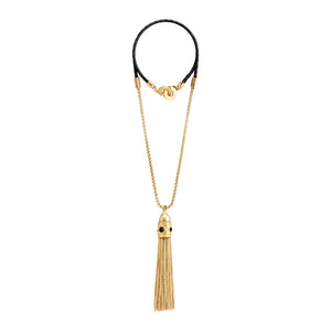 Collar de cadena dorada con borla decorativa colgante y cierre de cuero trenzado negro.