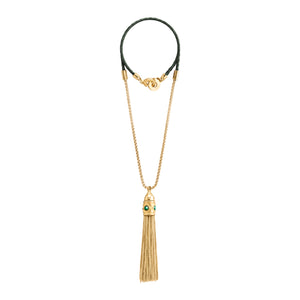 Collar de cadena dorada con borla decorativa colgante y cierre de cuero trenzado verde.