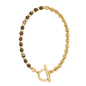 Brazalete con cuentas en tonos marrones y dorado, complementado con una cadena dorada y cierre estilo Omega.