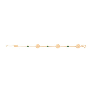 Elegante pulsera de oro de cadena fina, adornada con tres colgantes circulares texturizados y tres pequeñas esmeraldas engastadas.
Delicada pulsera dorada con un diseño minimalista, compuesta por tres discos circulares con acabado mate y tres pequeñas esmeraldas que añaden un toque de color.
