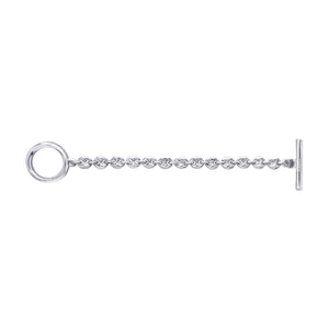 Pulsera plateada de eslabones con cierre estilo Omega, colocada de manera horizontal.