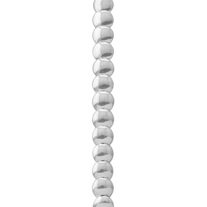 Primer plano de una cadena de cuentas redondas plateadas, alineadas verticalmente.