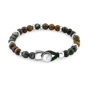 Pulsera de cuentas en tonos marrones y verdes, con separadores plateados y un cierre de hebilla plateado, asegurado con un lazo de cordón verde.