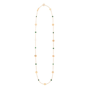 Collar de oro con diseño delicado. Presenta una cadena fina con pequeños discos dorados y esmeraldas verdes intercalados. Los discos tienen un diseño detallado y la cadena tiene un broche de resorte circular.