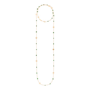 Collar largo de oro adornado con pequeños discos dorados y esmeraldas distribuidos uniformemente a lo largo de la cadena, creando un diseño elegante y delicado.
