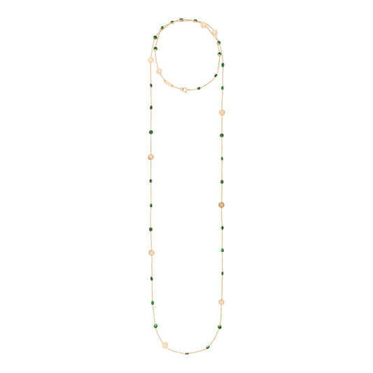 Collar largo de oro adornado con pequeños discos dorados y esmeraldas distribuidos uniformemente a lo largo de la cadena, creando un diseño elegante y delicado.