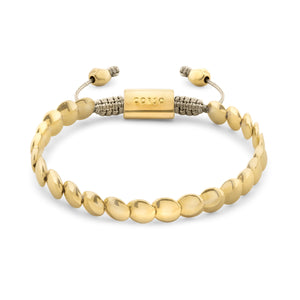 Pulsera ajustable con cuentas doradas en forma ovalada, conectadas a un cierre con detalles trenzados y un cilindro grabado. Perfecta para un look elegante y sofisticado.